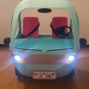 L.O.L surprise buss. Perfekt för barn att leka med! - Fin gullig L.O.L buss med många accessoarer för dockor. Den är ändå andvändbart. (Visade inte på bilden men den kommer med en rutschkana för poolen också!) lagom  stor. Og pris: 2500 (Fler bilder på min Vinted: c4r01108) 