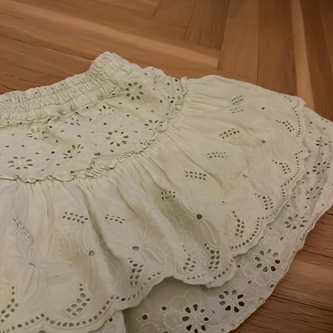 Grön broderad volangkjol från Zara - 2