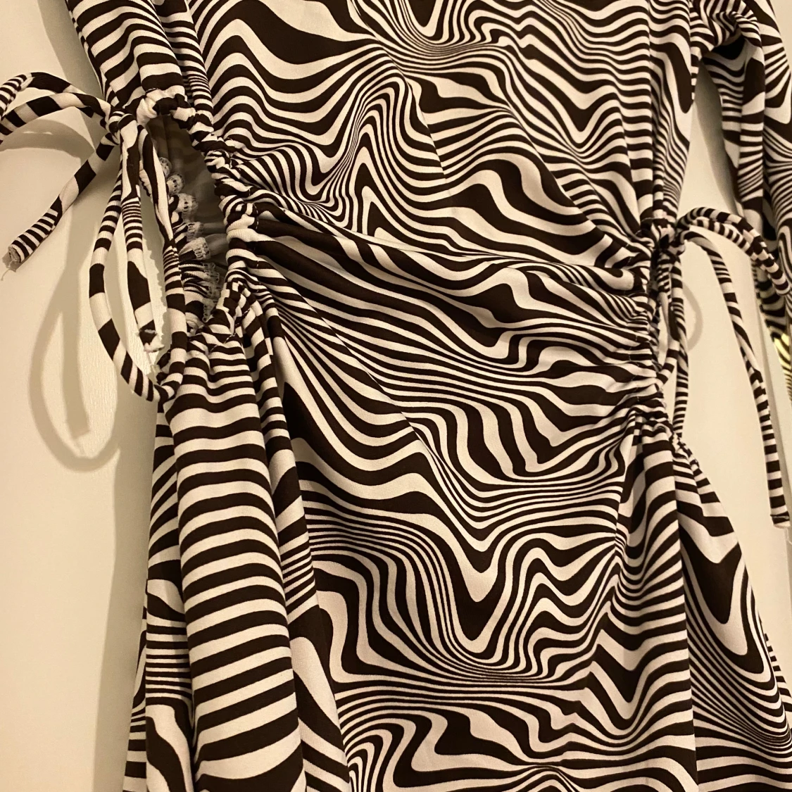 Svartvit mönstrad omlottklänning - 1