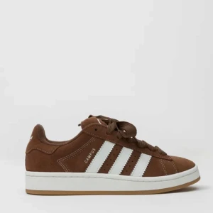 Bruna Adidas Campus sneakers - Ett par bruna Adidas Campus sneakers helt oanvända! Lappen och förpackningen kvar! Storlek 37 1/3!🥰
