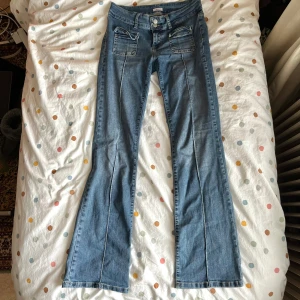 Nelly bootcut jeans  - 🌸Storlek 38 och väldigt stretchiga. Det finns några hål längst ner vid benen på baksidan av jeansen och fickorna behöver strykas. Inget fel på fickorna annars (se sista bilden.) Innerben:104 cm. Ytterben: 81 cm. Midja: 38 cm 🌸