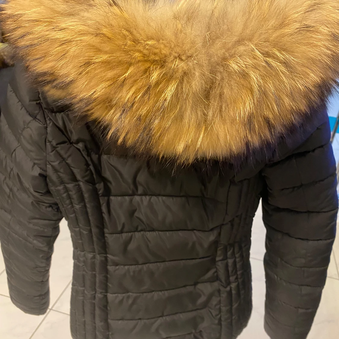 Svart pufferjacka med päls från Garoff - 1