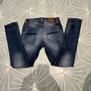 Nudie Jeans Lean Dean blå jeans - Säljer ett par feta blå nudie jeans med skön fade. Modellen är Lean Dean, men skulle säga att de sitter lite mer slim. Det är bra skick förutom en lagring vid skrevet som knappt märks av. Storlek W29 L32. Skriv gärna om du har frågor🙌