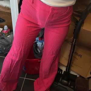 Rosa kostymbyxor - Så fina rosa kostymbyxor i det skönaste materialet från Monki. Använd ca 2gg, säljer pga blivit för stora för mig😭Ganska långa på mig som är 155cm, men med skor med högre sula går det bra! Obs dom är ganska skrynkliga🩷storlek 36
