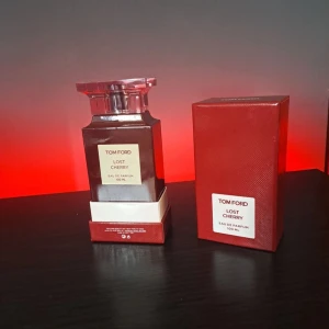 Tom Ford (skicka prisförslag) - Säljer denna Tom Ford parfymen med lukt av lost cherry.  Flaskan är  100ml  Boxen är bara öppnad för bilder  Kontakta mig✅