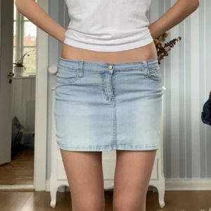 Lågmidjad jeanskjol - Såå snygg lågmidjad kort jeanskjol! Perfekt nu till sommaren och passar till allt! Fina fickor med rosa detaljer. Jag upplever storleken som S, men se mått! Midjemått: 40cm, Längd: 30cm. Stretchig i materialet 💞Köp nu, jag postar snabbt!💓