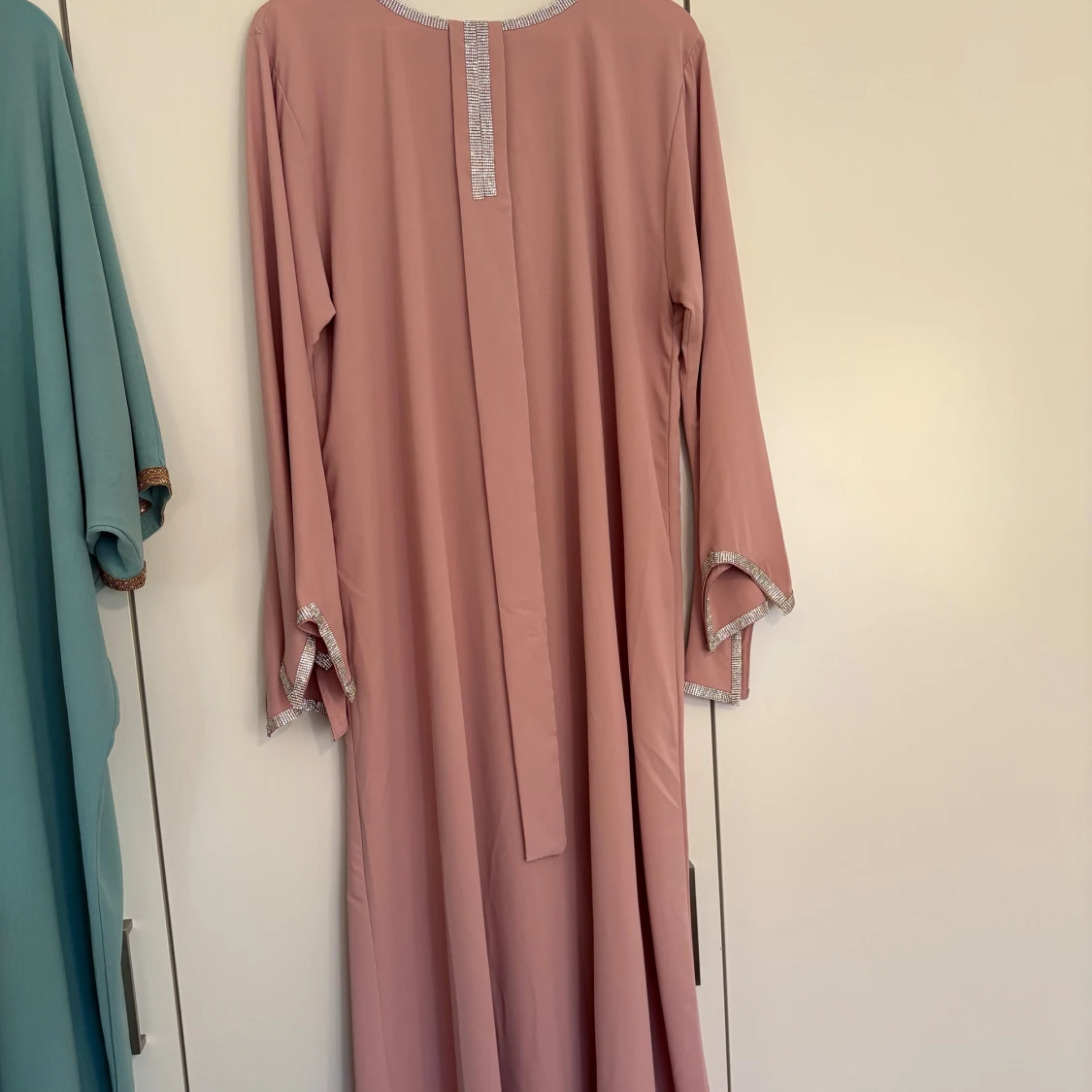 Lång rosa klänning med paljettkant - 2