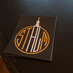 Svartgula klistermärken med Stockholmsmotiv - Säljer ett set med klistermärken i svart och gult med motiv från Stockholm, inklusive texten 'STHLM 17 stycken tillsammans alla klibbor för 60kr