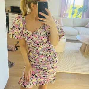 Blommig kortklänning  - Superfin kortklänning med blommigt mönster i storlek 34 från Gina Tricot. Perfekt för vår och sommar! Lite för stor för mig, därav säljer jag den, så endast testad. 