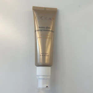 Honey Glow Priming Moisturizer - Hickap primer honey glow, fick i julkalendern men kommer inte till användning, har endast testat den en gång