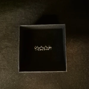 Silver ring  - PRISET GÄLLER ENDAST VID KÖP AV BUNDLE MED SMYCKEN ÖVER 50 KR!! GRATIS GÅVA MED VARGE ORDER!! Supertrendig stockholmsstil tjejer, ring silver. Vinter ring smycke. Gjord av stål, jag svarar och skickar alltid snabbt!