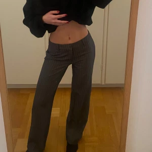 Grå kostymbyxor med vita ränder från Madlady - Säljer ett par grå kostymbyxor med vita ränder från Madlady, i storlek 32/short. Jag är 160 cm lång och bär vanligtvis XS. Byxorna har normal passform, raka ben och hällor för bälte. Nyskick, använda ca 5-10 gånger. Nypris: 649kr, mitt pris: 200kr.