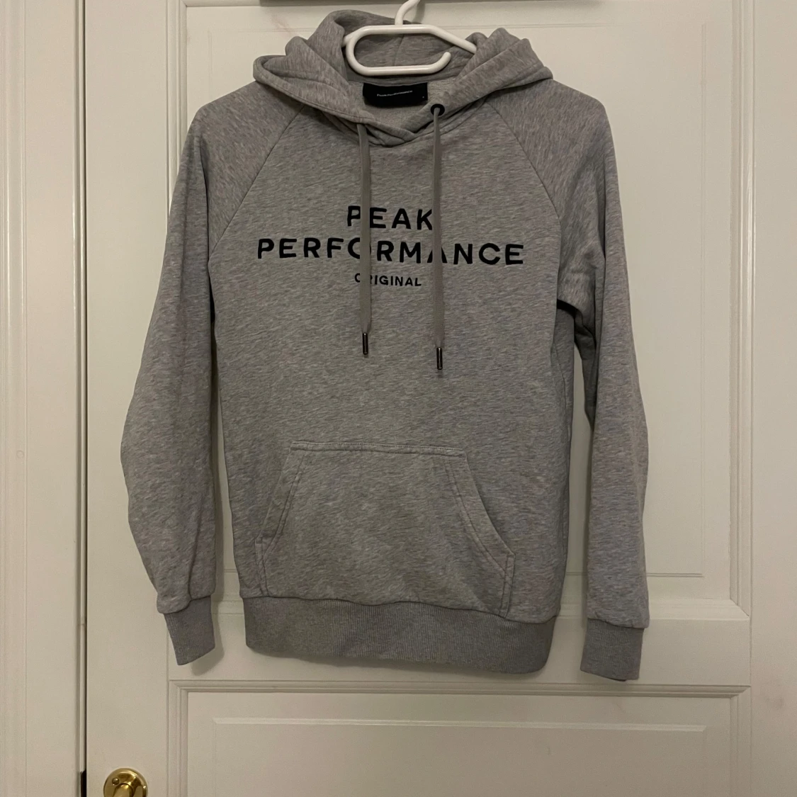Grå hoodie från Peak Performance