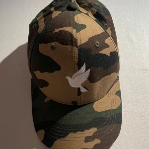 KEPS - En Galagowear keps i camouflagemönster med spänne. Den är använd ca 2 gånger.  Skick 9/10 