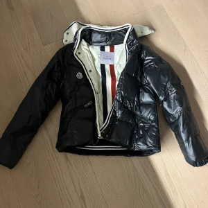Svart dunjacka  - En jacka köpt på vinted. I MYCKET använt skick, fjädrar har kommit ut inifrån. Jag tvättade jackan och den har aldrig använts. Jag skulle säga att den skulle passa en storlek S man eller en storlek XS-M kvinna. Erbjuda ett pris!