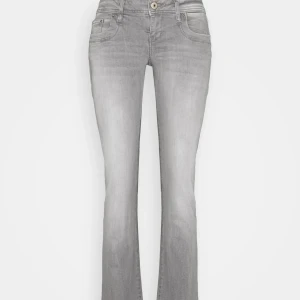 Grå bootcut jeans - Snygga grå Ltb  jeans med bootcut passform. Storlek 26:34 och är i toppen skick. Skriv vid funderingar❣️