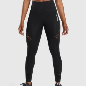 Seamless Energy träningsthights, Gymshark - Säljer ett par svarta leggings från Gymshark med hög midja och seamless. Perfekta för träning och sitter riktigt skönt med tight passform. De bästa träningsthigtsen jag haft och gymmat men säljer då detta par är för små. De säljs inte längre på hemsidan! De är i väldigt bra skick även fast de är flitigt använda så ser de ut som nya!🥰Storlek: XS