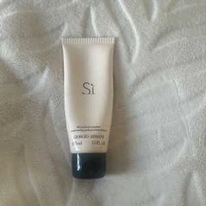 si Armani body lotion  - Luktar gott säljer parfymen också om ni vill matcha det 