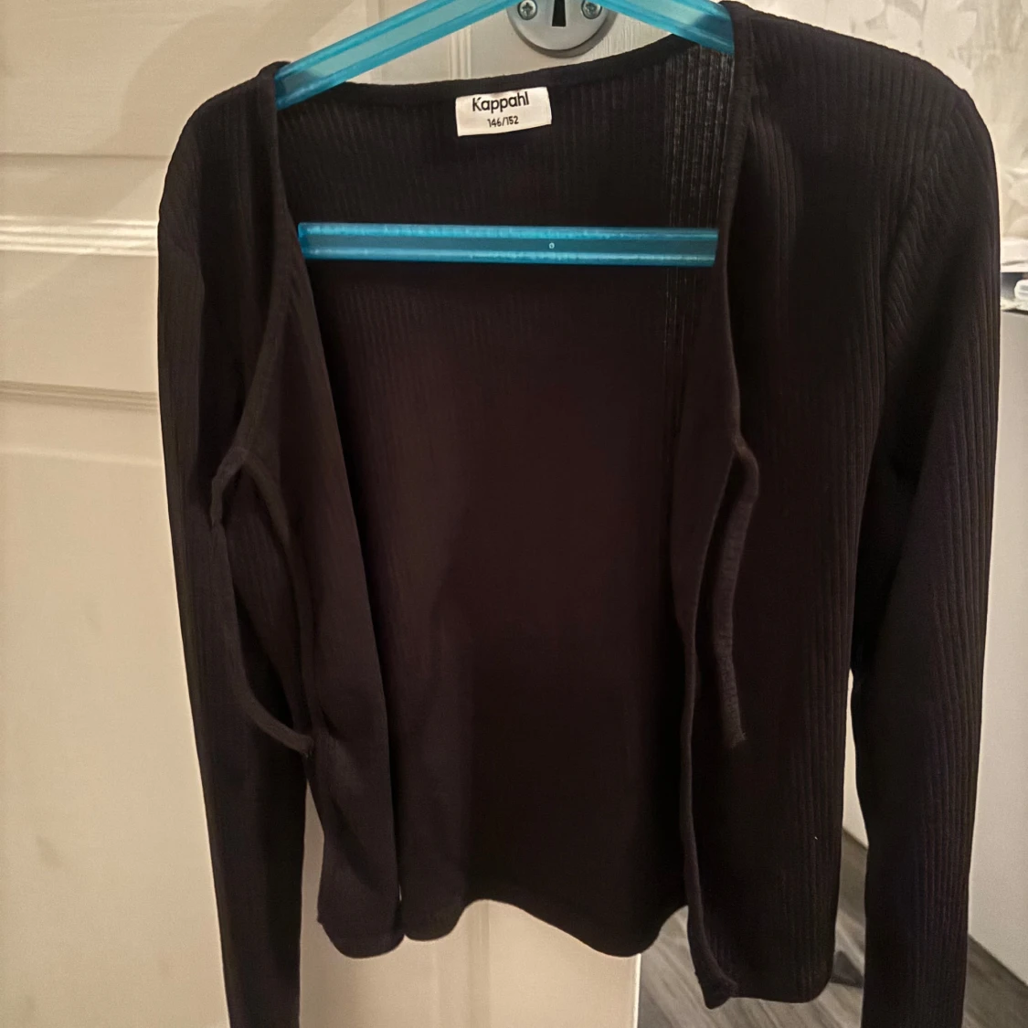 Svart ribbad kofta från Kappahl - 1