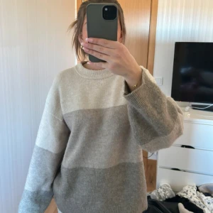 Beige och grå stickad tröja - Stickad tröja i 3 olika färger, knappt använd 