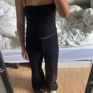 Supersköna highwaisted mjukisbyxor💕 - Säljer dessa eftersom de är för långa💕 De är igentligen highwaisted men jag har de längre ner, de är väldigt baggy. Innerbensmått är cirka 68,5 cm 💕 De är svarta vanligtvis men de blir mörkblåa i ljus. Skriv om man har frågor! 