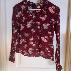 Blommig blus tunika  - Använd enstaka gång på grund av för stor. Blommönster. Blommig. Blommor. Mönster. Mönstrad. Jag ser inget att anmärka på utom ljusare tvättlapp 