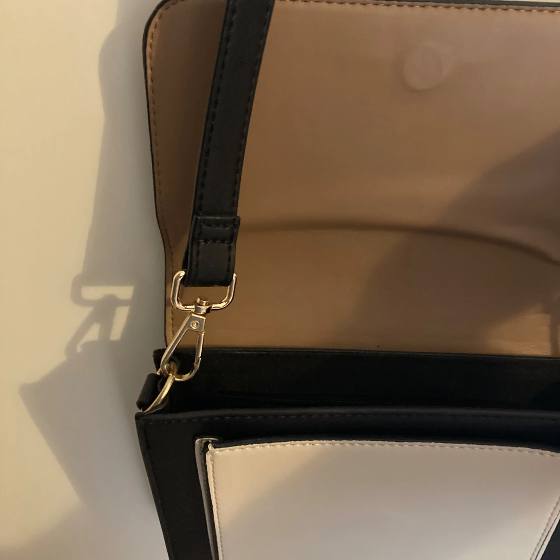 Beige och svart axelväska  - 2