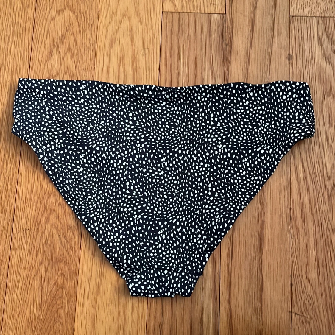 Svart bikiniunderdel med vitt prickigt mönster - 1