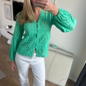 Grön blus med broderade hål och knappar - Grön blus💕