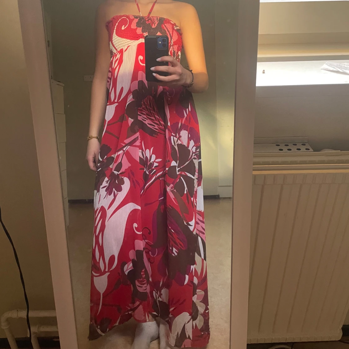 Röd och vit maxiklänning med blommigt mönster - 2