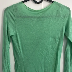Grön intimissimi tröja  - säljer en grön intimissimi tröja i storlek S i bra skick! Säljer då den aldrig kommer till användning längre!🤍 den är köpt för ca 500kr❣️