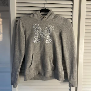 hoodie  - skit snygg men kommer ej till användning 