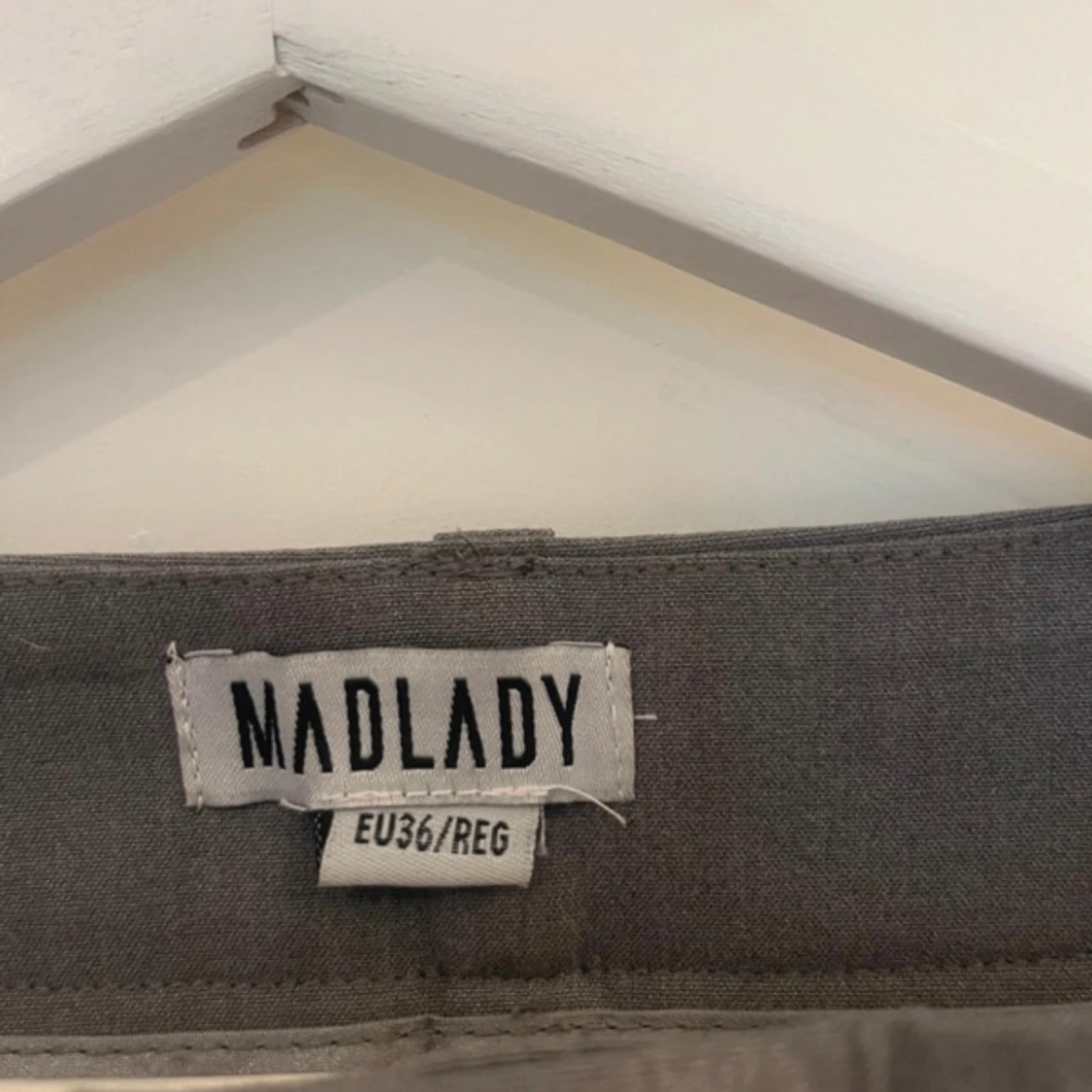 gråa kostymbyxor från Madlady - 1