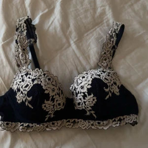 Mörkblå spets-bh från Intimissimi - Säljer min intermissmi bh då den tyvärr är för liten för mig o aldrig använts. Storlek 75B 🩷nypris 520 