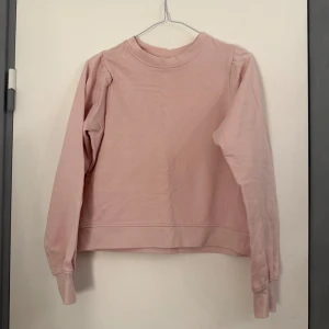 Ljusrosa sweatshirt från KappAhl - Säljer en ljusrosa sweatshirt från KappAhl i storlek S. Tröjan har rund halsringning och långa ärmar. Perfekt för en avslappnad och stilren look.