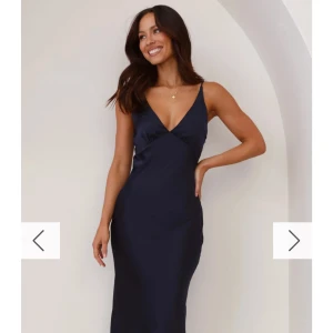 Marinblå balklänning - Endast provad då jag hade en annan på balen! Storlek AU 10 vilket motsvarar M. Säljer så den inte satt så bra på mig 💕nypris + frakten var va 1100, och en tull på 300 