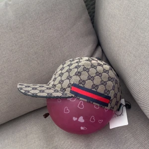 Gucci keps - Hej jag säljer nu en gucci keps🧢                   Det är en jätte fin keps som är för dig som gillar ha en lyxig touch till din stil🤑kepsen är oanvänd och är helt ny. kepsen är i storlek M. Jag är öppen för frågor och prisförslag. För flera frågor och funderingar skicka ett sms 💬 