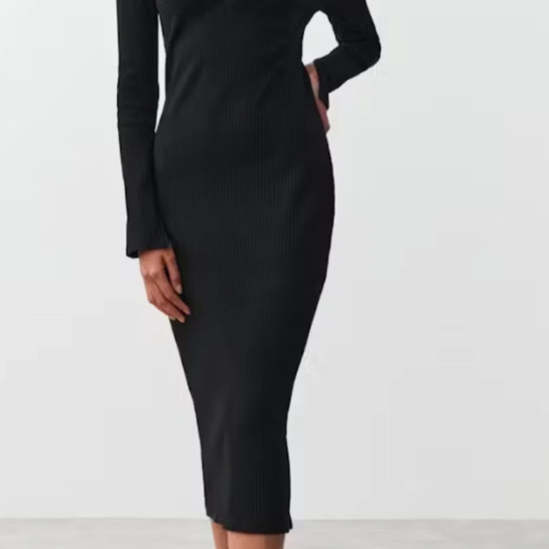 Svart ribbad långklänning med krage