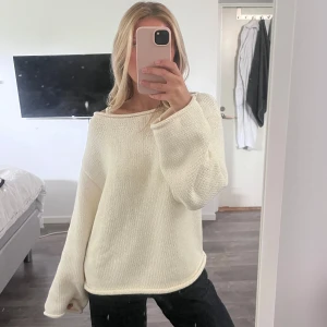  stickad tröja  - Säljer en offwhite stickad tröja med v-ringning och vida, långa armar! Jag köpte den nyligen så den är nästan oanvänd!💕