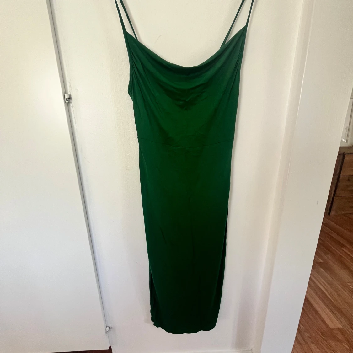 Grön långklänning med tunna axelband från ASOS DESIGN