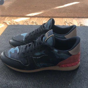 Valentino Rockrunners 44 - Hej!, säljer mina fräscha Valentino rockrunners storlek 44. Dessa är i bra skick och självklart äkta!  Obs- en pytte liten defekt som man kan se på sista bilden. Tveka inte att ställa frågor!