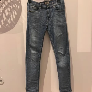 Tiger Of Sweden jeans - Tiger of sweden jeans med ljustvätt och denimlook som ger en vintage känsla. Sjukt bra skick och bra passform som är slim. Stl 31/34 