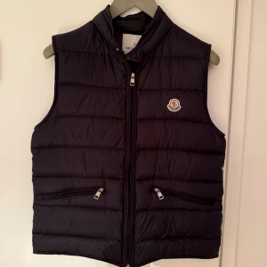 Moncler gui  - Säljer nu denna fina Moncler väst i strl: 3 vilket motsvarar ungefär M. Västen är i fint skick och kvitto finns från von greven closet! Självklart äkta! Priset är inte hugget i sten kom gärna med prisförslag! Hör av er för fler bilder eller om ni har frågor! 