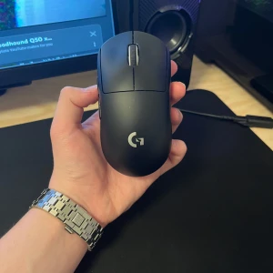 Logitech G Pro X Superlight 2 - MÅTT & VIKT  • Höjd (cm) 4 • Bredd (cm) 6.35 • Djup (cm) 12.5 • Kabellängd (cm) 180 • Vikt (g) 60   Priset kan Diskuteras