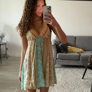 Blommig sommarklänning med öppen rygg - Jätte söt sommar klänning med öppen rygg. Aldrig använd, köpt i spanien. ❤️ skulle säga att den sitter som en s 😁