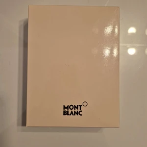 Plånbok Montblanc Extreme 3.0 6cc black  - Säljer en stilren svart plånbok från Montblanc. Helt orörd och kommer med förpackning, låda, påse och tillbehör.Plånboken är tillverkad i skinn med ett riktigt fett mönster.