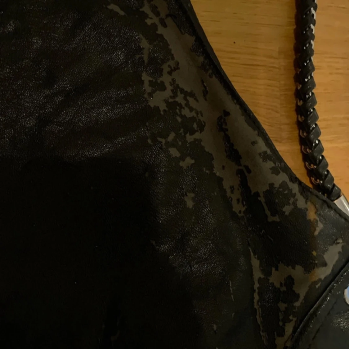 Svart axelväska från Guess med kedjedetalj - 4