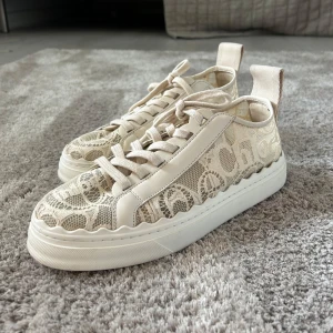Chloé Lauren lace sneakers - Säljer mina finaste Chloé sneakers i fint skick då jag inte får så mycket användning för dom. Som syns på bilden är sulan lite smutsig (vilket såklart rengörs innan frakt) och i övrigt är de i så fint skick. Nypris ligger på cirka 6500 men kom gärna med bud, är villig att kompromissa💘SJÄLVKLART är skorna äkta! Äkthetsbevis medföljer.