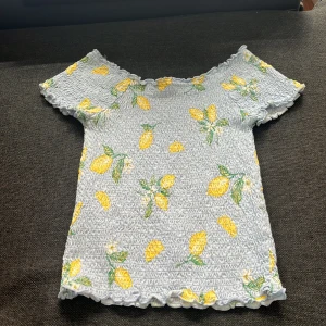 stretchig sommar tröja - Off shoulder, den passar xs-s 💗kontakta vid intresse! betalning via swish💗