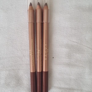 Brun läppenna från Savvy - Säljer tre stycken läppennor i färgen cappuccino från Savvy. Pennorna har en mjuk konsistens och ger en naturligt brun nyans, kan säkert användas som Eyeliner också. Självklart oanvända
